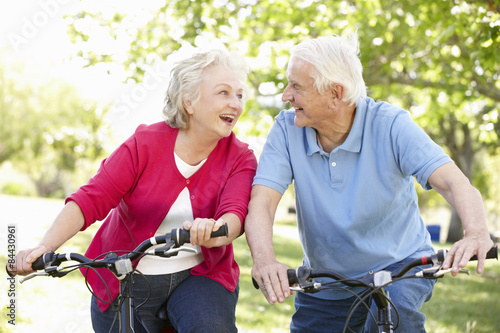 Bilde på lerret Senior couple riding bikes