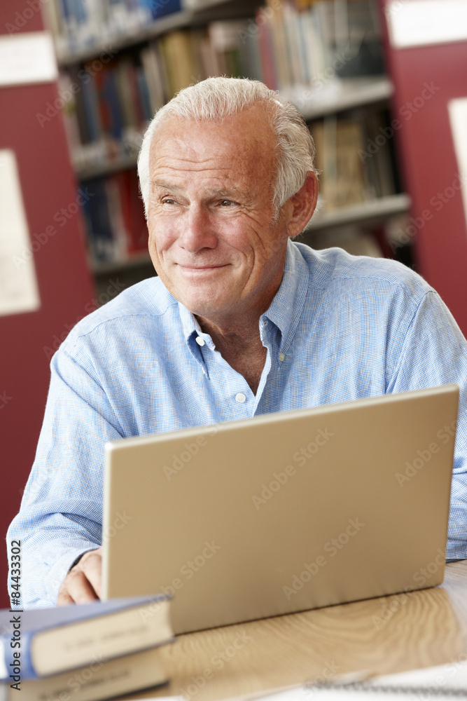 Fototapeta premium Mature student working in library