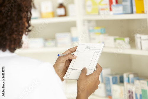 Canvas Print UK Female nurse in pharmacy with prescription