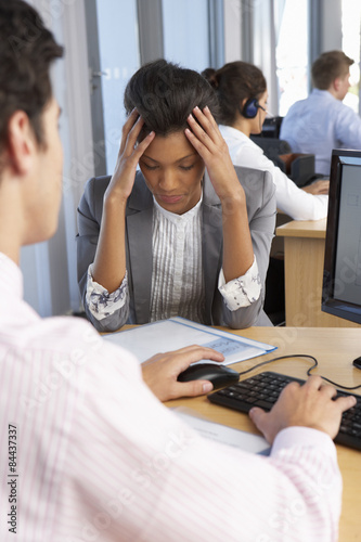 Canvas Print Stressed Employee Working In Busy Office