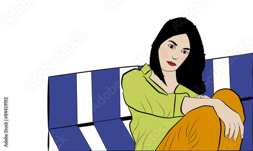 Mujer pensativa sentada en sofá.