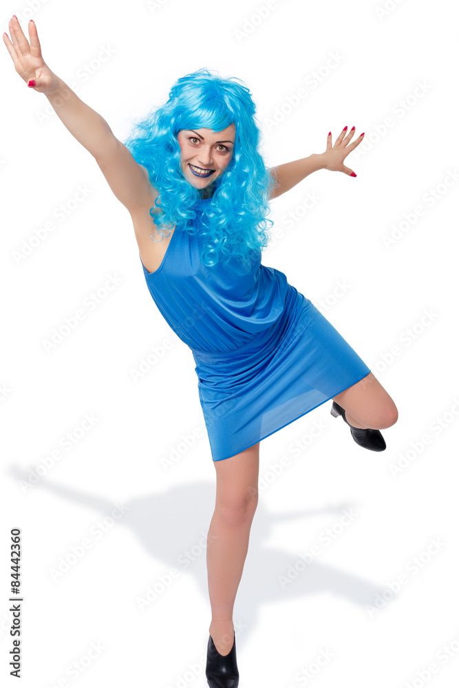 Frau mit blauer Perücke tanzt vor Freude
