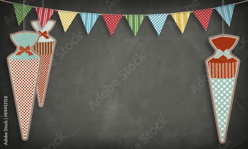Tafel, Schultüte, Fähnchen, Holzhintergrund