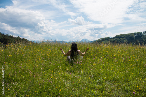 Fraun meditiert in der Natur