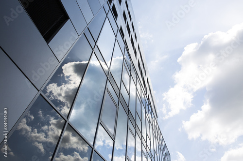 Wolken spiegeln sich in Fassade aus Glas