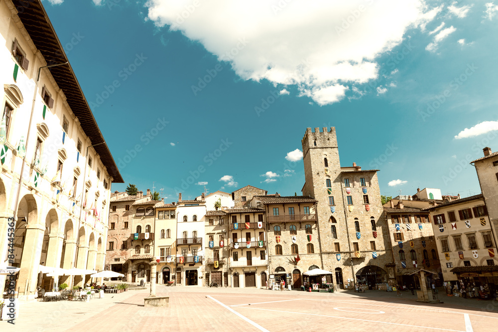 Obraz premium AREZZO, ITALY - MAY 12, 2015: Tourists enjoy Piazza Grande on a