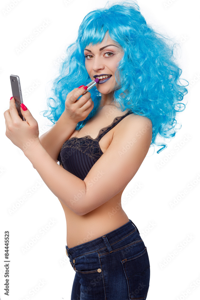 Frau benutzt Handy als Spiegel Frau benutzt Handy als Spiegel