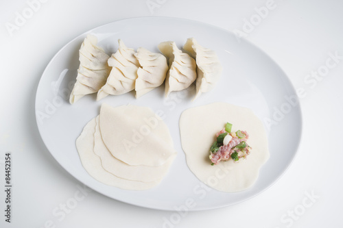 Asiatische Teigtaschen auf Teller, selbstgemacht