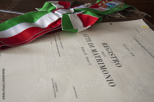 atto di matrimonio con sfondo di fascia tricolore