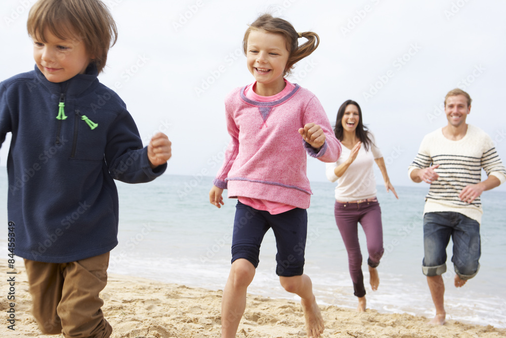 Obraz premium Family Playing On Beach Together