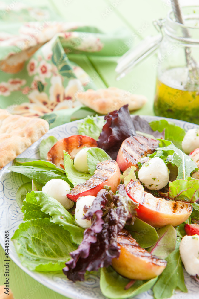 Frischer Salat mit gegrillten Pfirsichen Frischer Salat mit gegrillten Pfirsichen