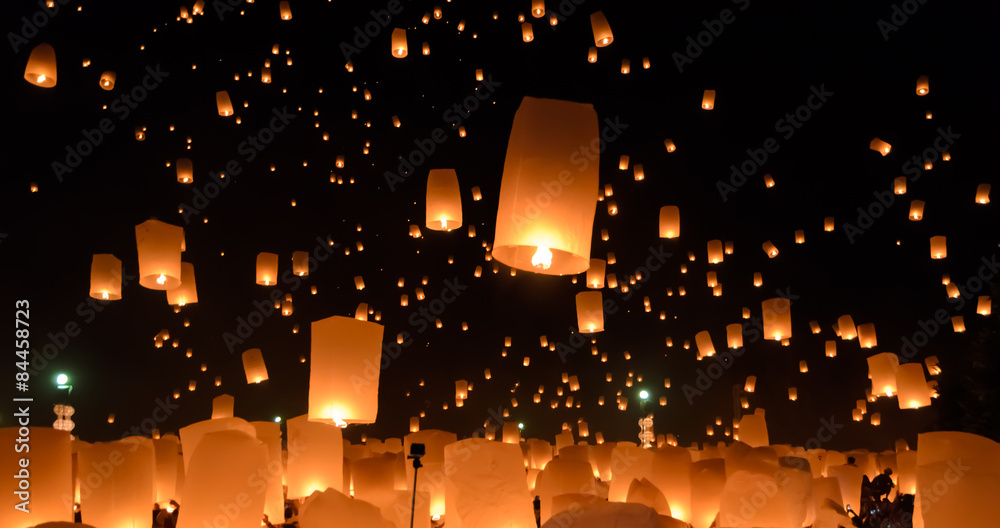 Fototapeta premium Sky lanterns festival or Yi Peng festival in Chiang Mai, Thailan