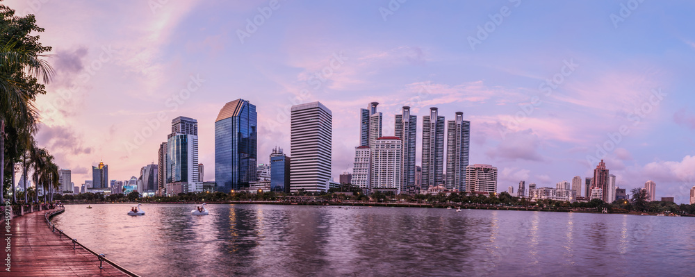 Fototapeta premium Widok na panoramę miasta Bangkok wieczorem