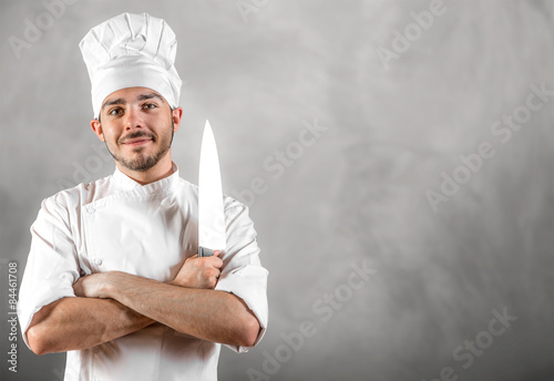 cuoco sorridente con coltello photo