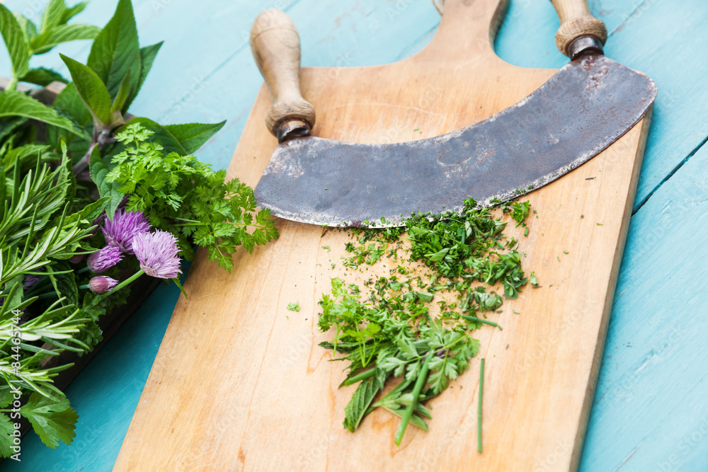 Stilleben mit Gartenkräutern und antikem Wiegemesser Stock-Foto | Adobe ...
