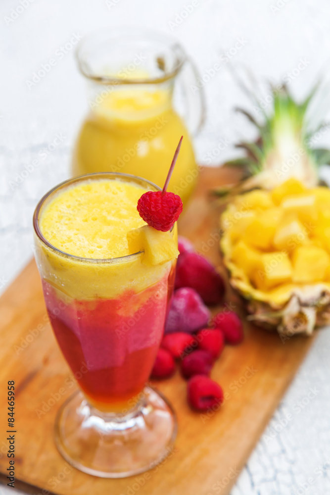 Smoothie von Ananas und gefrorenen Erd- und Himbeeren Smoothie von Ananas und gefrorenen Erd- und Himbeeren
