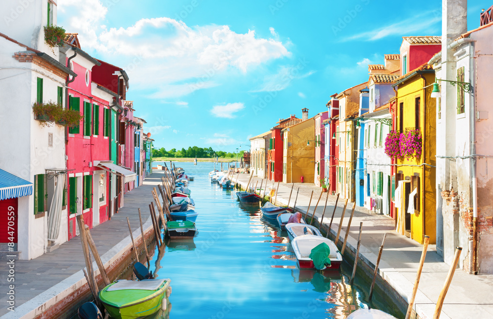 Fototapeta premium Narrow canal and colorful houses in Burano, Italy.