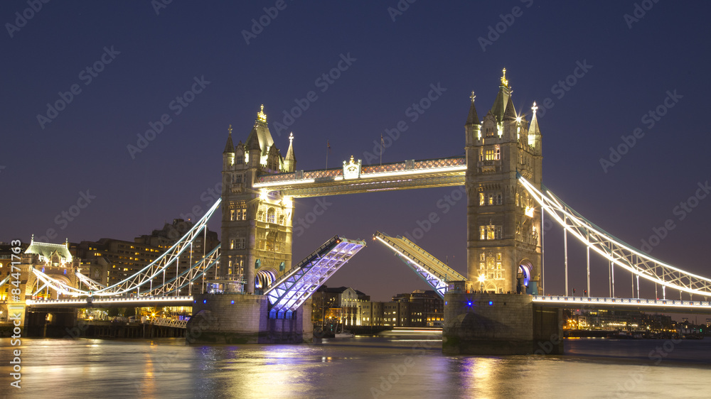 Fototapeta premium Tower Bridge at night, London