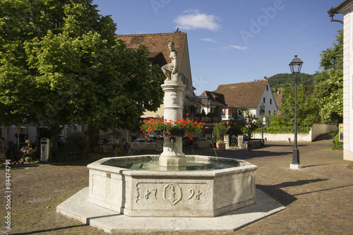Dorfplatz Arlesheim mit Brunnen im Sommer (Schweiz)