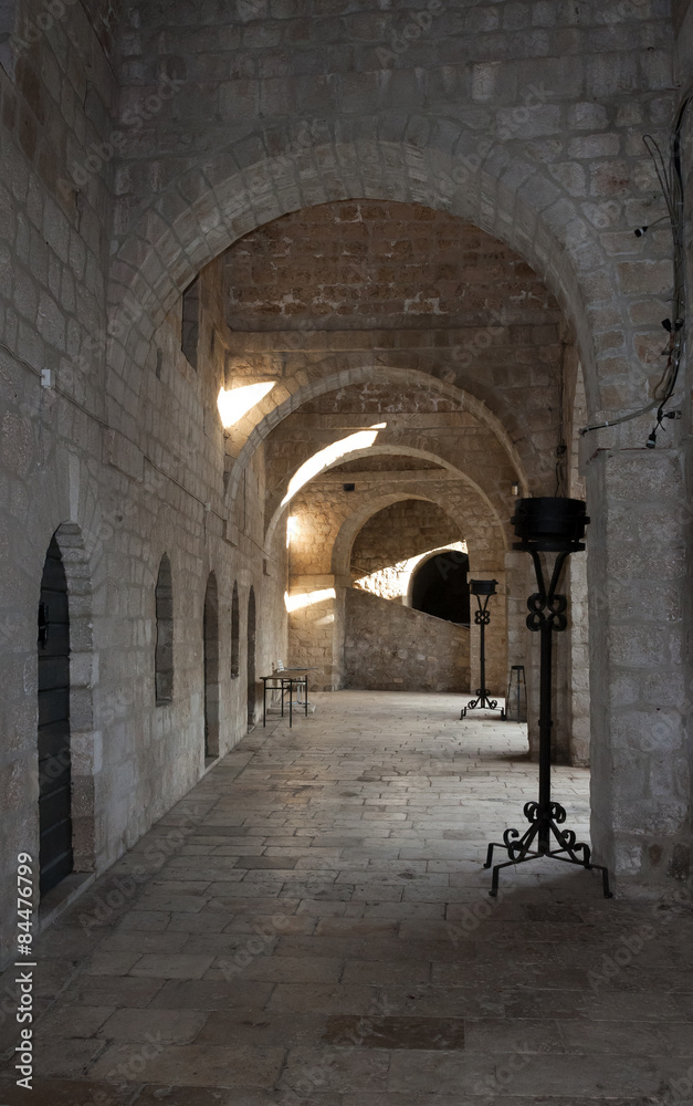 Pasillo interior del Fuerte Lovrijenac de Dubrovnik
