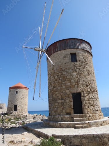 Grèce - ile de Rhodes - Jetée et moulins de la ville de Rhodes
