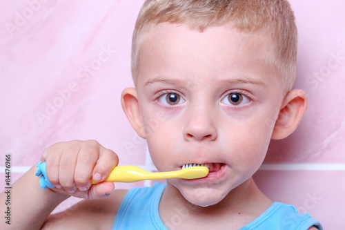 Diş Fırçalayan Çocuk