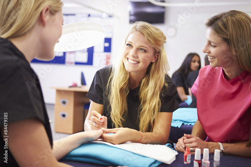 Fotografi Teacher Helping Students Training To Become Beauticians