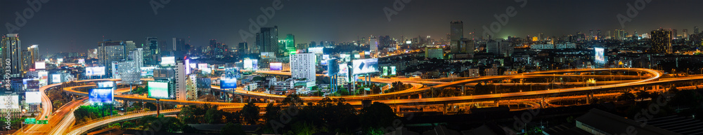 Fototapeta premium Lekki ogon samochodu transportowego na drodze w życiu nocnym i B.
