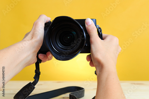 Valokuva Woman doing selfie with camera