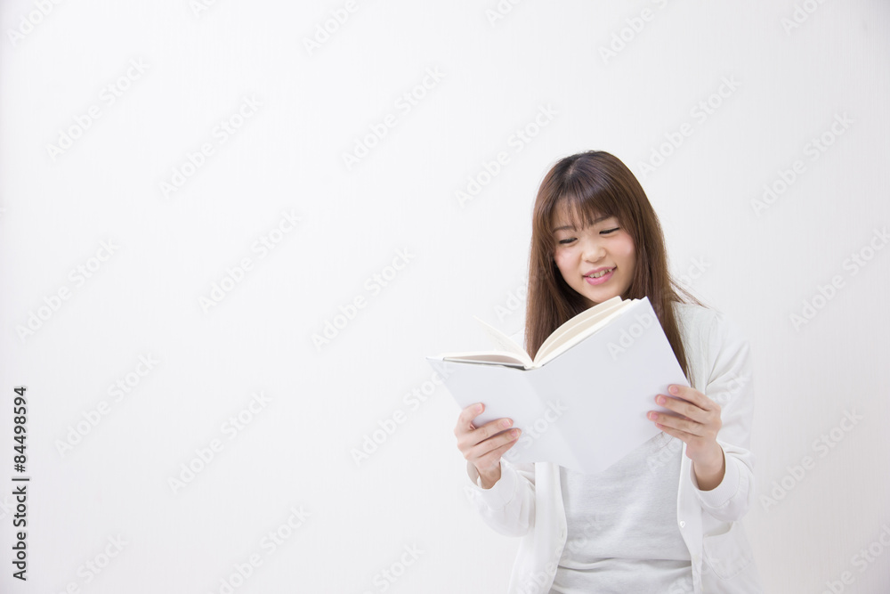 読書する女性