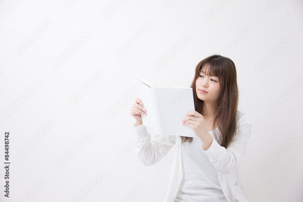 読書する女性 読書する女性