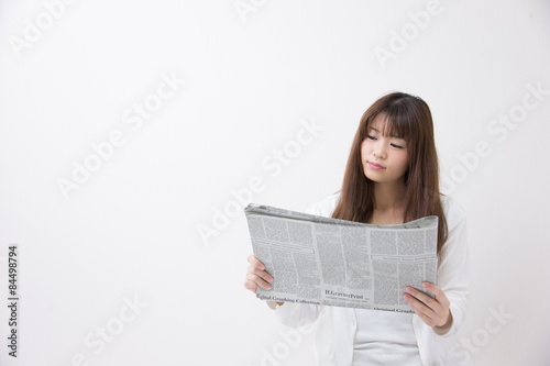 新聞を読む女性