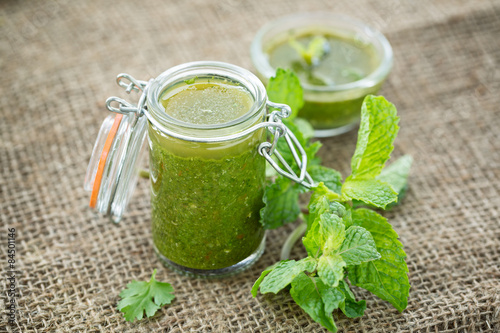 chutney menthe et coriandre, sauce indienne photo