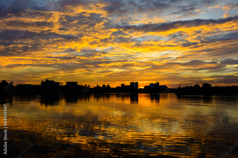 Obraz premium Colourful sunset from Diyawanna Lake Sri Lanka
