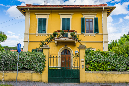 Antica Villa Signorile, ingresso cancello siepe, giallo