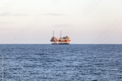 Oil platform at day © Lukasz Z