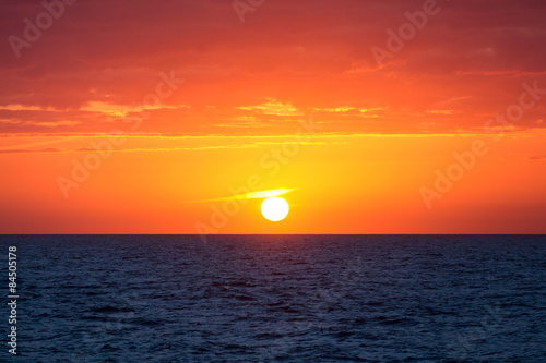 Fototapeta Naklejka Na Ścianę i Meble -  Sunset over ocean