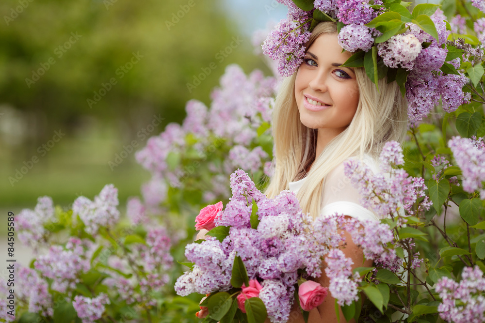 Obraz premium Spring portrait of a beautiful girl with lilac.