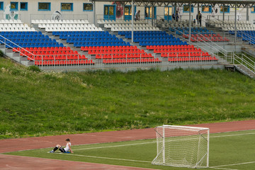Fotobehang Voetbal Leeg stadion rode blauwe stoeltjes voetbaldoel  © LanaMais