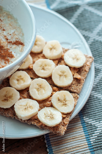 Obraz na płótnie Crispbread with peanut butter and banana. w salonie