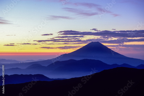 The appearance of Mt. Fuji at dawn seems to symbolize the bright future of Japan. 夜明けの富士