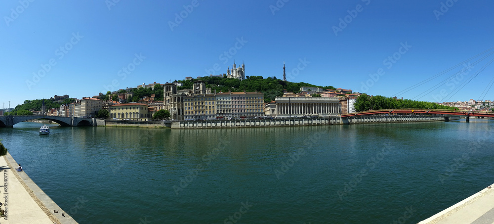 Vue Panoramique du Vieux Lyon entre le pont Bonaparte et la passerelle du Palais de Justice
