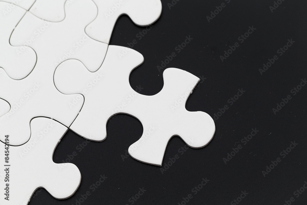 Obraz premium Plain white jigsaw puzzle on Black background