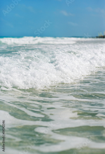 Fototapeta Naklejka Na Ścianę i Meble -  The wave with foam at the shore of the ocean