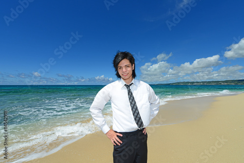 南国の美しいビーチと笑顔の男性