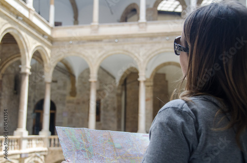Donna turista guarda la mappa a palazzo e museo in Itala a Palermo