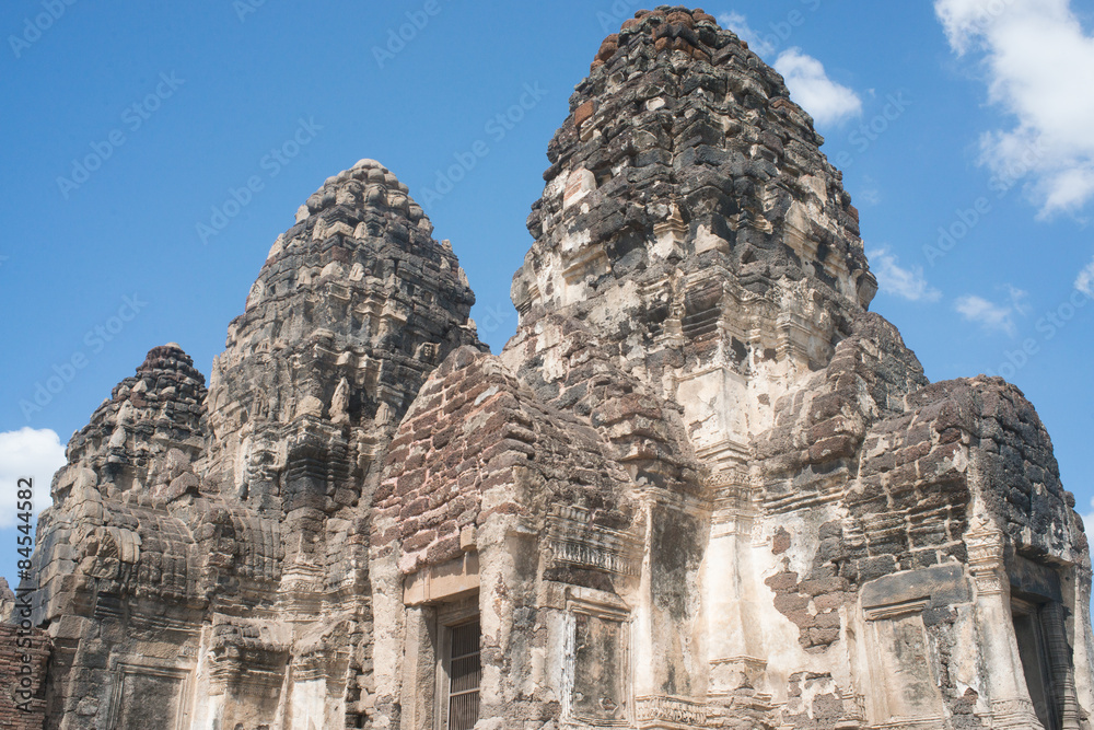 PHRA PRANG SAMYOD [ LOPBURI - Travel Thai Asia ].THE  THREE CRESTS  PHRA PRANG 