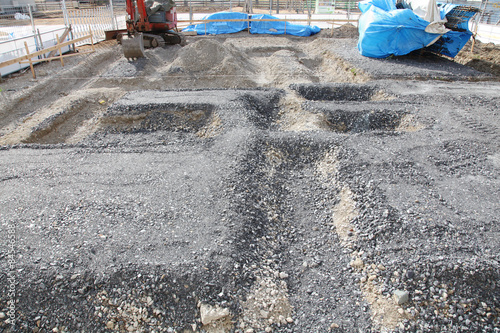 住宅の基礎工事　建設現場　砕石敷き込み photo