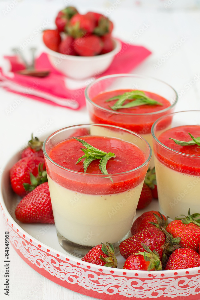 Vanilla panna cotta with berry sauce