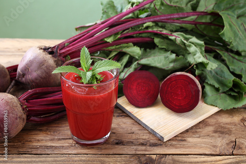 frullato di barbabietola rossa sfondo rustico